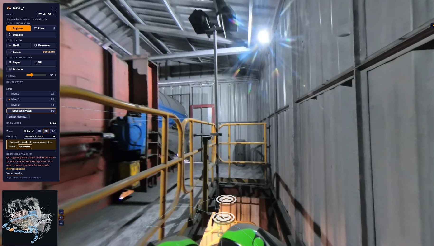 Visor de PAIR 360 dentro de una nave industrial, con el minimapa del recorrido abajo a la izquierda, el selector de niveles y las flechas de avance sobre el suelo.