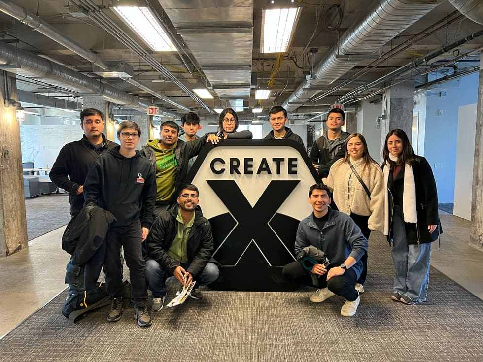 El equipo de PAIR y el resto de la cohorte junto al cartel de CREATE-X, la aceleradora del Georgia Institute of Technology, en Atlanta.