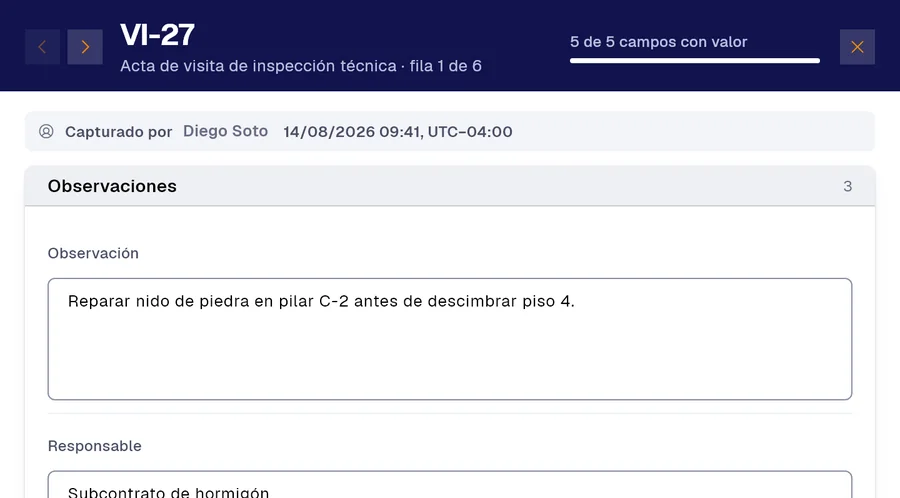 Registro VI-27 del formulario «Acta de visita de inspección técnica» en PAIR. Observación: Reparar nido de piedra en pilar C-2 antes de descimbrar piso 4; Responsable: Subcontrato de hormigón.