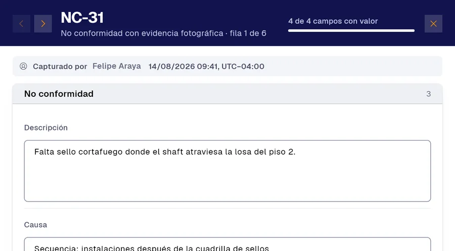 Registro NC-31 del formulario «No conformidad con evidencia fotográfica» en PAIR. Descripción: Falta sello cortafuego donde el shaft atraviesa la losa del piso 2; Causa: Secuencia: instalaciones después de la cuadrilla de sellos.