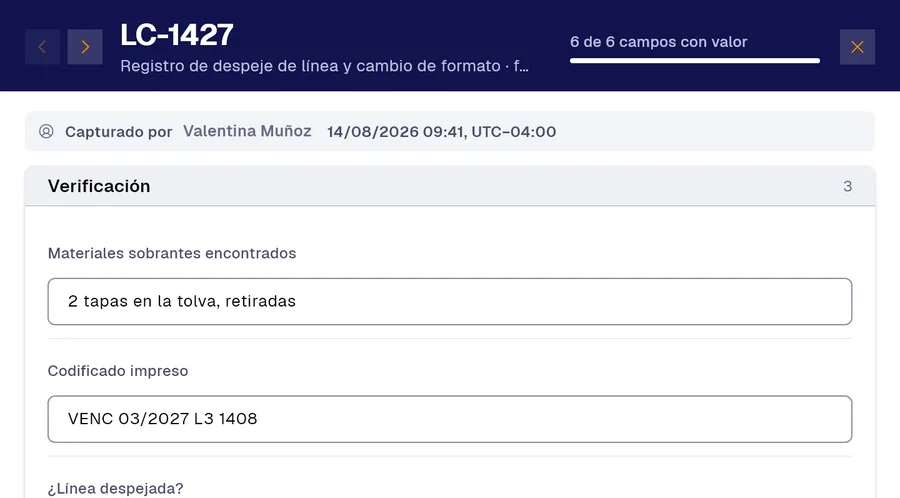 Registro LC-1427 del formulario «Registro de despeje de línea y cambio de formato» en PAIR. Materiales sobrantes encontrados: 2 tapas en la tolva, retiradas; Codificado impreso: VENC 03/2027 L3 1408.