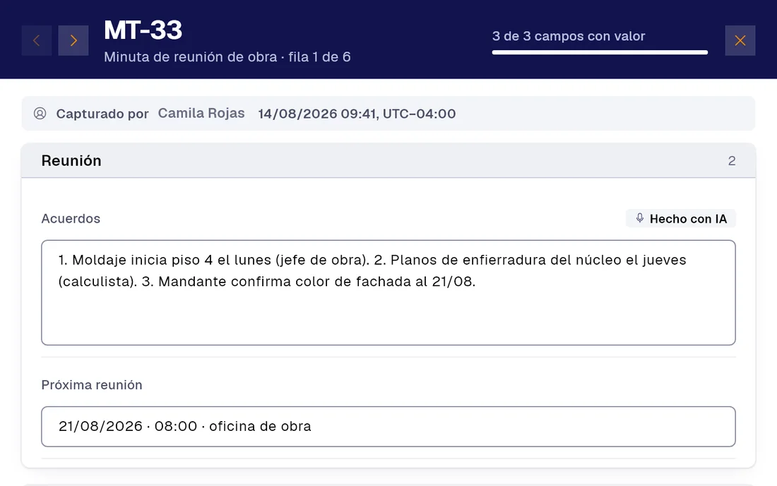 Registro MT-33 del formulario «Minuta de reunión de obra» en PAIR. Acuerdos: 1. Moldaje inicia piso 4 el lunes (jefe de obra). 2. Planos de enfierradura del núcleo el jueves (calculista). 3. Mandante confirma color de fachada al 21/08; Próxima reunión: 21/08/2026 · 08:00 · oficina de obra.