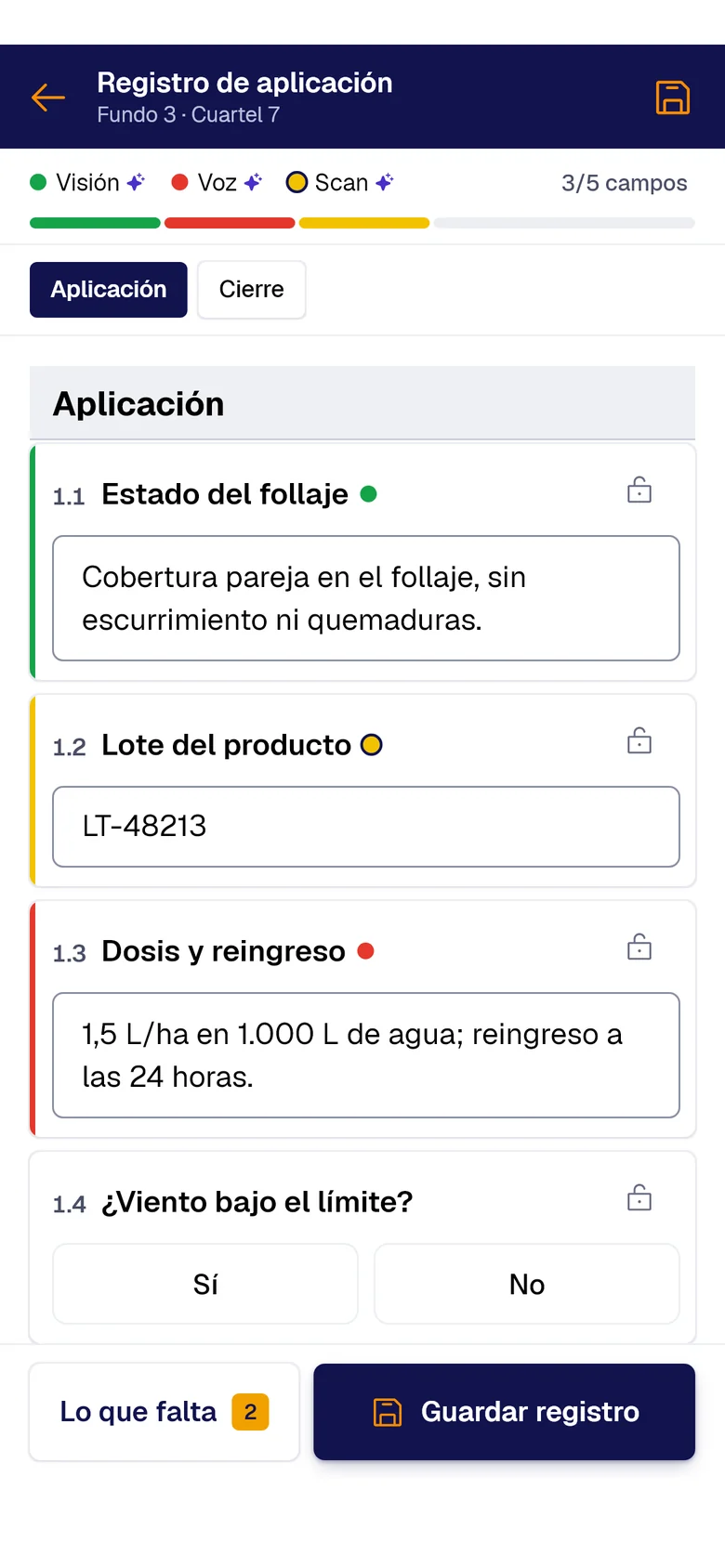 Formulario «Registro de aplicación» en el teléfono: Estado del follaje llenado con PAIR Vision, Lote del producto con PAIR Scan y Dosis y reingreso con PAIR Voice, cada uno con su punto de color.