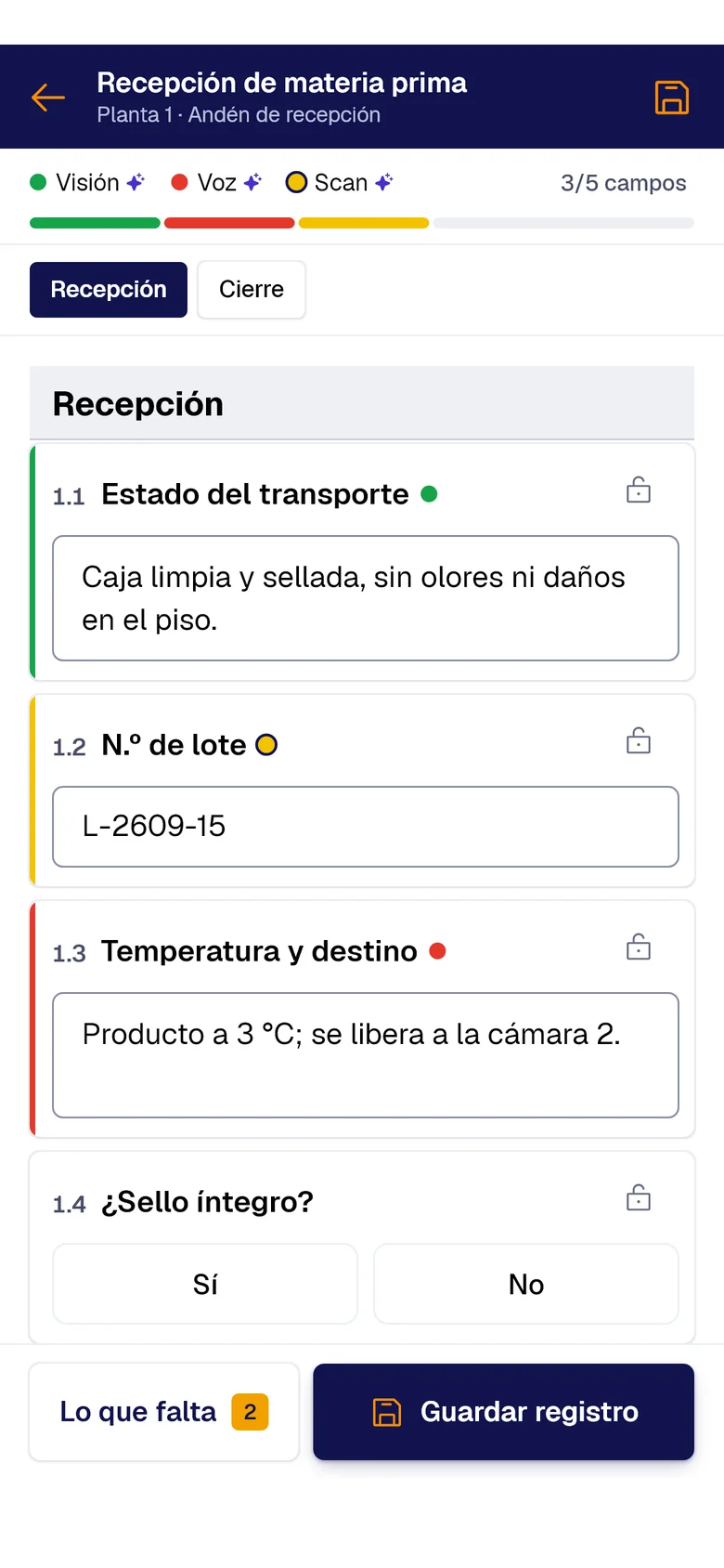 Formulario «Recepción de materia prima» en el teléfono: Estado del transporte llenado con PAIR Vision, N.º de lote con PAIR Scan y Temperatura y destino con PAIR Voice, cada uno con su punto de color.