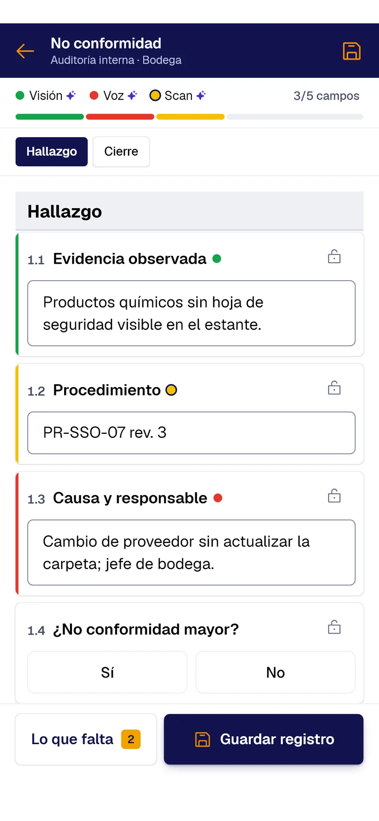 Formulario «No conformidad» en el teléfono: Evidencia observada llenado con PAIR Vision, Procedimiento con PAIR Scan y Causa y responsable con PAIR Voice, cada uno con su punto de color.