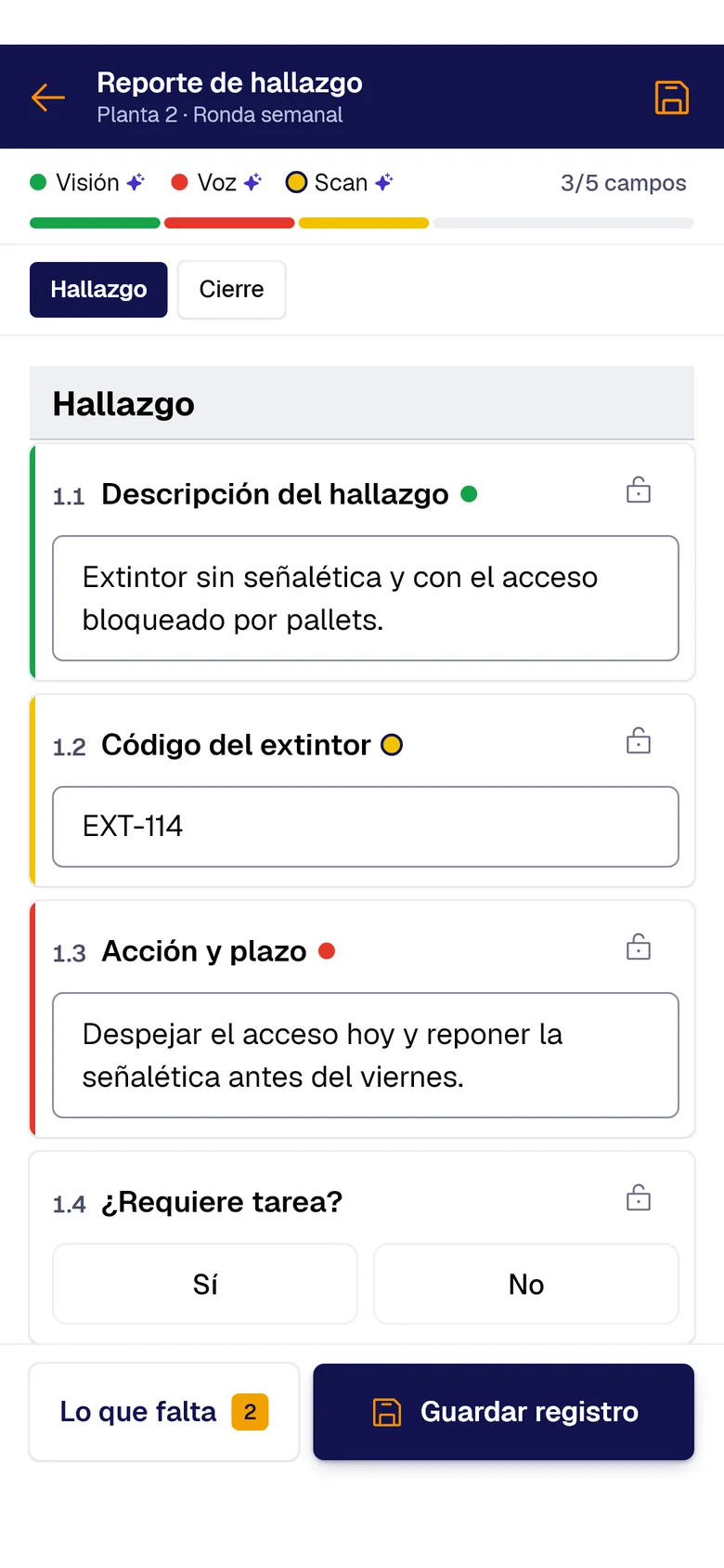 Formulario «Reporte de hallazgo» en el teléfono: Descripción del hallazgo llenado con PAIR Vision, Código del extintor con PAIR Scan y Acción y plazo con PAIR Voice, cada uno con su punto de color.