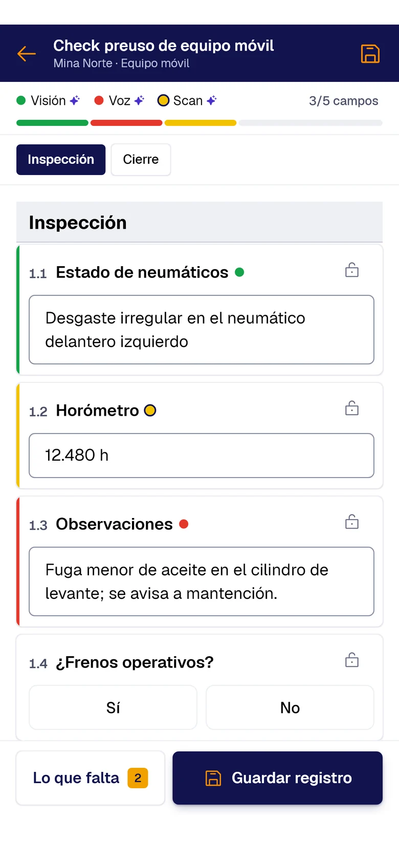 Formulario «Check preuso de equipo móvil» en el teléfono: Estado de neumáticos llenado con PAIR Vision, Horómetro con PAIR Scan y Observaciones con PAIR Voice, cada uno con su punto de color.