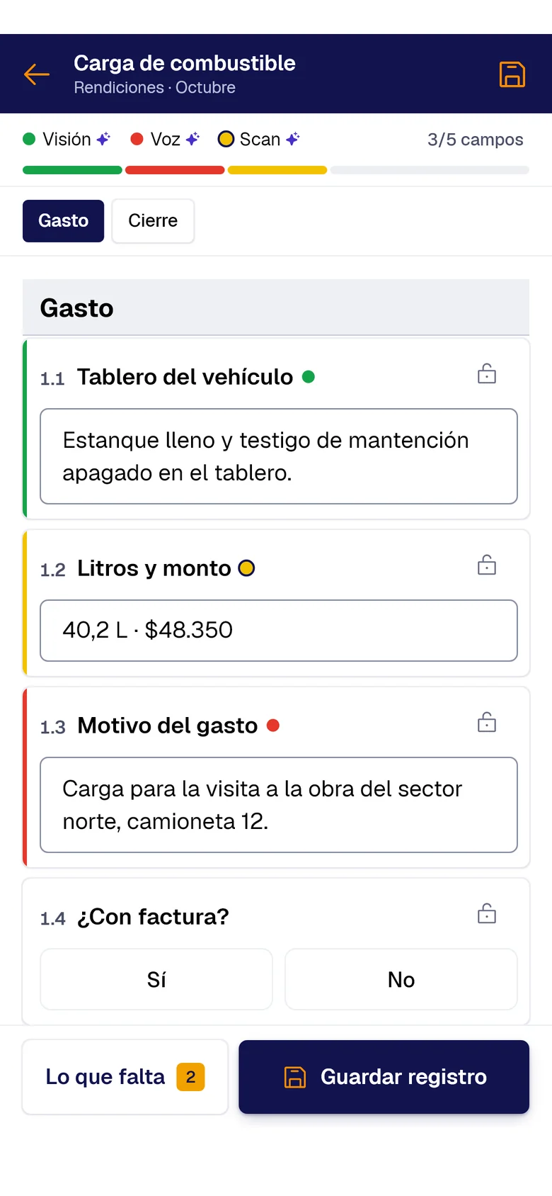 Formulario «Carga de combustible» en el teléfono: Tablero del vehículo llenado con PAIR Vision, Litros y monto con PAIR Scan y Motivo del gasto con PAIR Voice, cada uno con su punto de color.